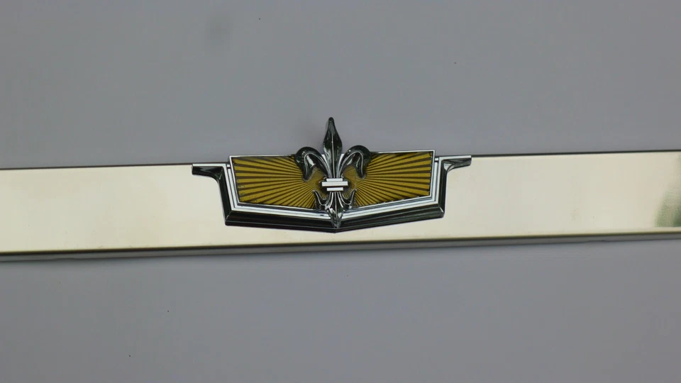 2 marcos de matrícula Chevy Caprice caja Chevy Brougham cromo emblema insignia par Foto 2 de 4
