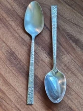 Oneida Venetian Garden Rogers 1881 Floral Set of 2 Teaspoons Silverplate EUC
