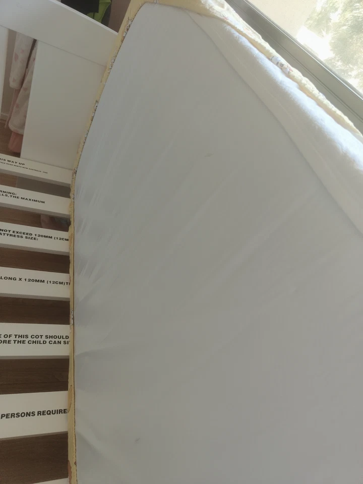 Used baby cot & free mattress Brand Baby Max in a pretty good condition - image 3 of 4