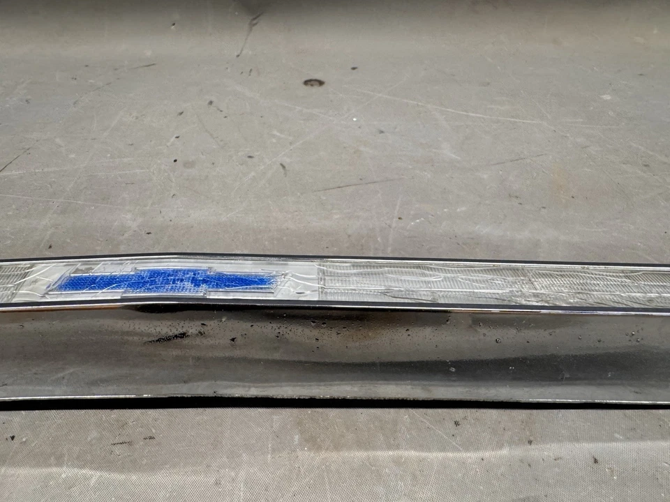 1964 Chevy Impala Biscayne BelAir porta-malas moldura acabamento deck tampa emblema suporte fabricante de equipamento original - Imagem 4 de 4