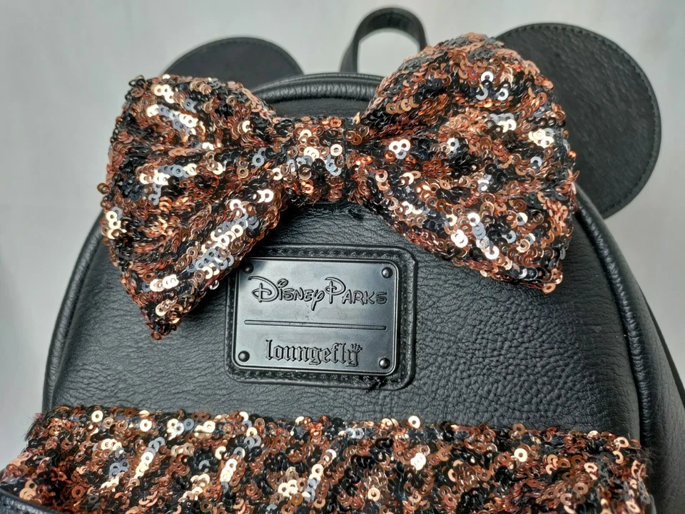 Mochila de bolsillo con lazo y lentejuelas doradas y negras Loungefly de los parques de Disney Foto 3 de 4