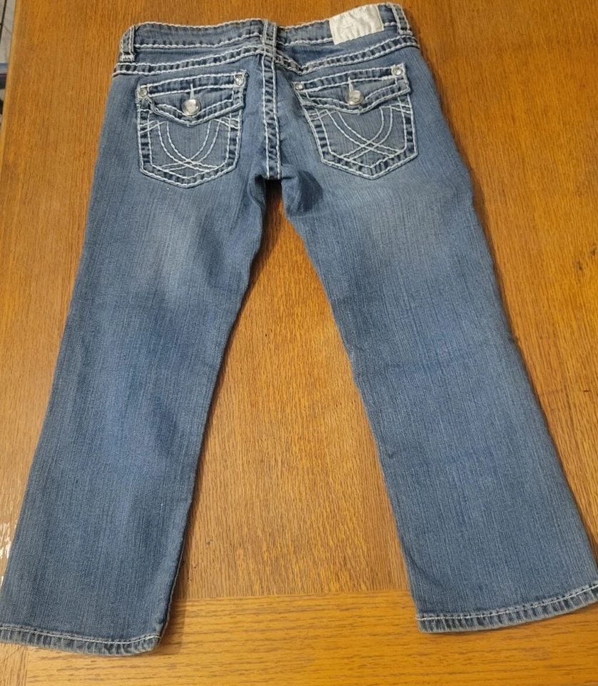 Pantalones de mezclilla azul capri de tiro bajo lavado oscuro LA IDOL para mujer talla 5 29 X 18 Foto 2 de 4