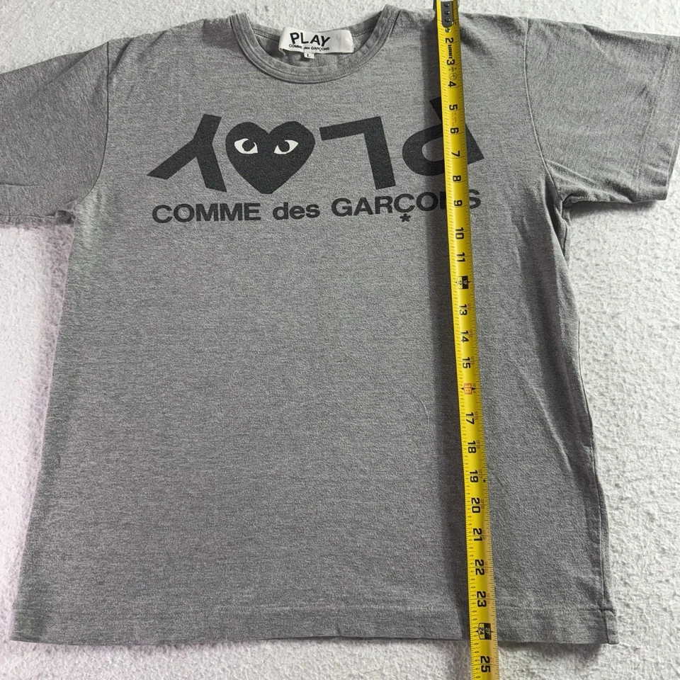 Camiseta Comme des Garcons PLAY Play Texto Invertido Talla L Gris Foto 4 de 4