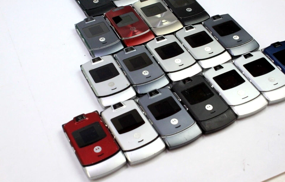 Lot of 19 Not Working Motorola Flip Phones V3 Seling As Is - Image 2 of 4