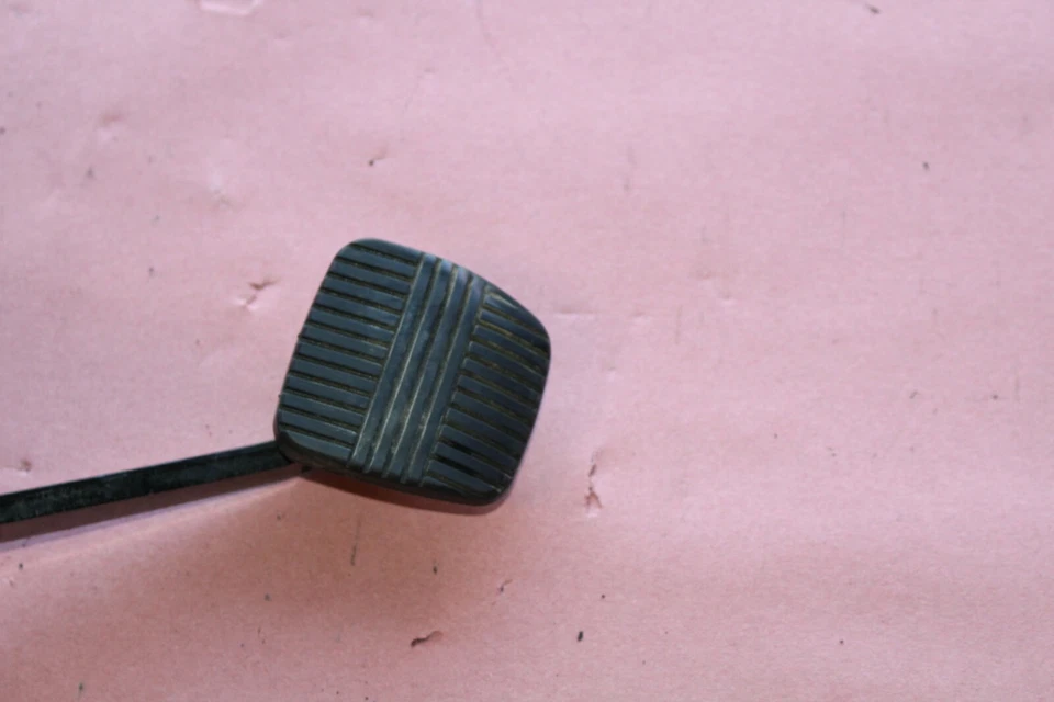 2006 Nissan 350Z Coupe MT PEDAL DE PARADA DE FREIO M6830 - Imagem 3 de 4