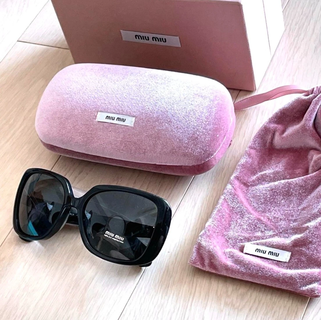 Occhiali da sole MIU MIU neri con scatola originale rosa e sacchetto antipolvere (nuovi nella scatola)