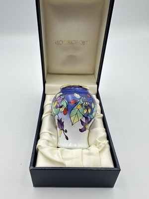 Boxed Moorcroft Emaille Vase im 'Bittersweet' Design