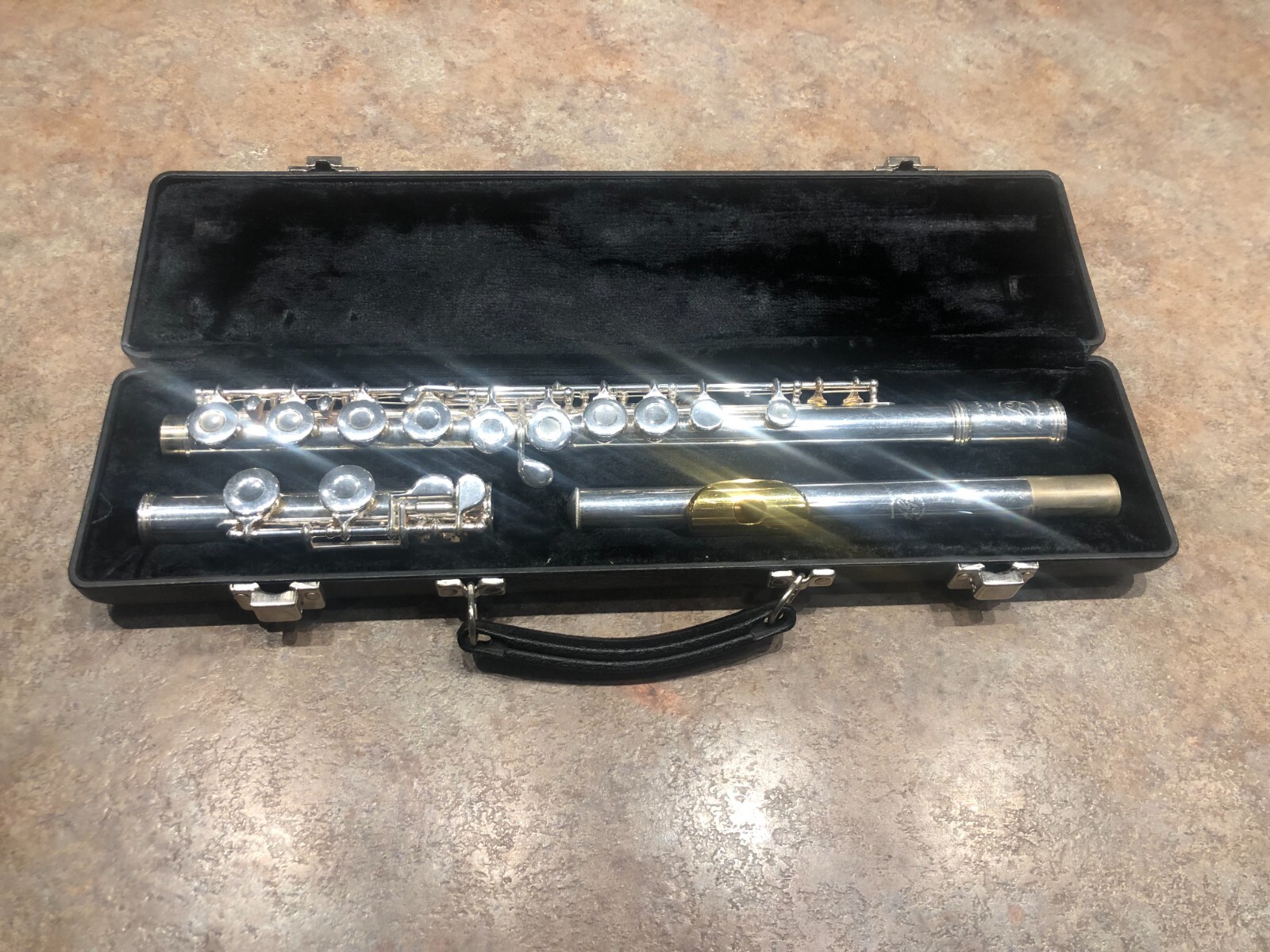 GEMEINHARDT 22 SP CLOSED HOLE FLUTE W / GOLD COLORED MOUTHPIECE