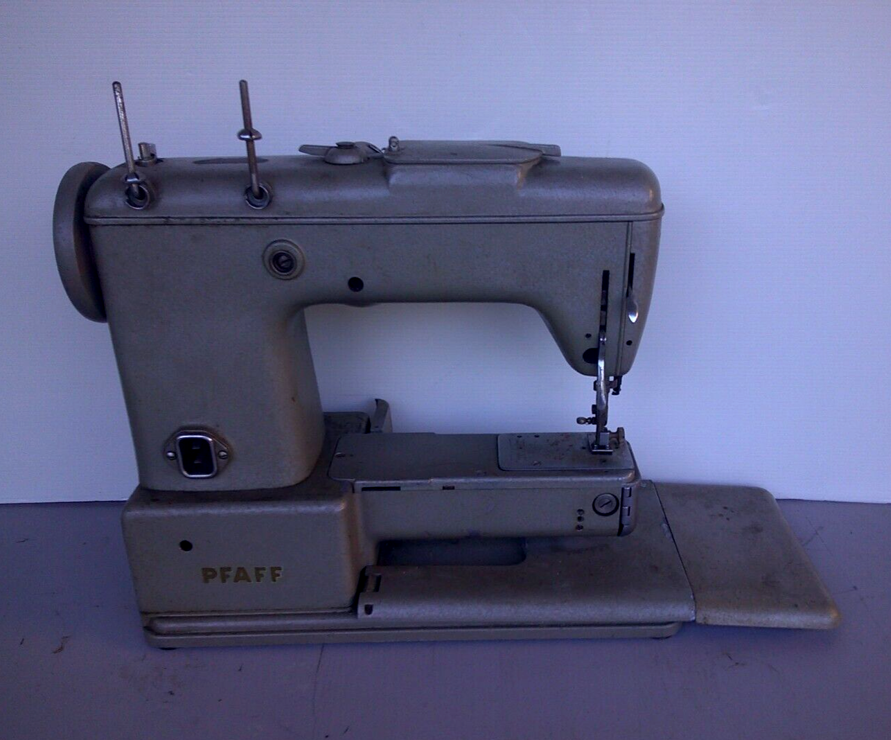 MACCHINA DA CUCIRE PFAFF 332 ANNO 1957 PFAFF 332 SEWING MACHINE YEAR