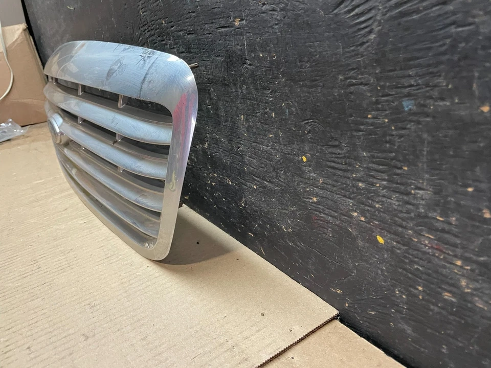 Parrilla superior delantera cromada Ford Crown Victoria 2003 a 2011 u7507 DG Foto 2 de 4