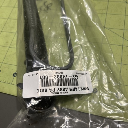 Freightliner P/N A22 74082 001 Wiper Assembly Passenger - Picture 2 of 5
