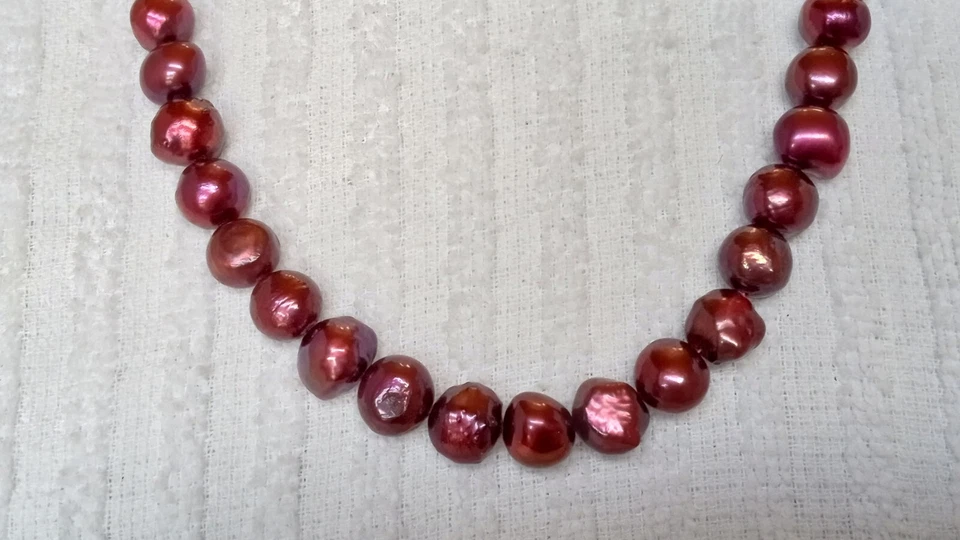 Collar de perlas barrocas rojas boho sobre cordón de cuero marrón 24 pulgadas Foto 2 de 4