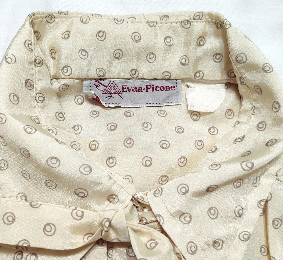 Blusa Sedosa De Colección Evan Picone Med (10-12) Beige/Taupe Pajarita Capas Carrera Foto 3 de 4