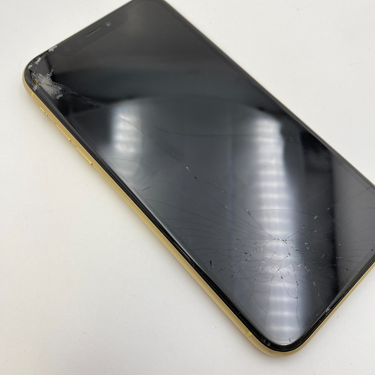 Apple iPhone XR - 64GB - Yellow (Unlocked) - CRACKED SCREEN & BACK