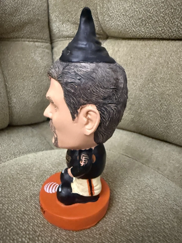 旧金山巨人队经理 Bruce Bochy Gnome (2016 场馆赠品) 非摇头公仔 无盒 — 第 4/4 张图片