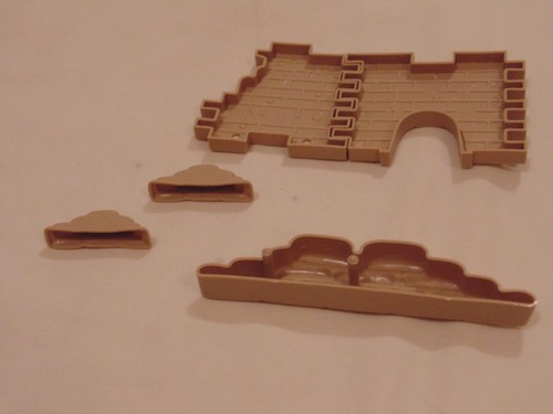 W.A.W Desert Alliance Ruins & Prison Accessories – 6 Pieces Plastic 8.5cm – Used - Picture 2 of 5