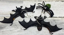 Vintage Plastic Rubber Halloween (2) Bats And A Spider