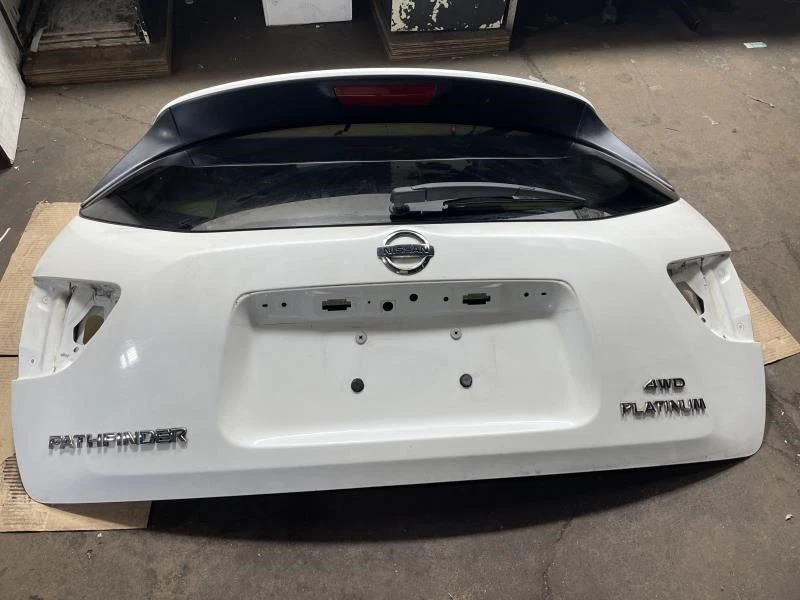 Nissan Pathfinder Platinum 2015 puerta trasera OEM+ (blanco perla) Foto 3 de 4