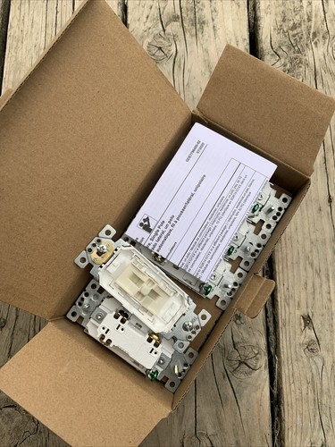 Caja De 10 Interruptor Cuadrado D SQR14130XX 120/277VAC 15A 3 Vías - Imagen 2 de 2