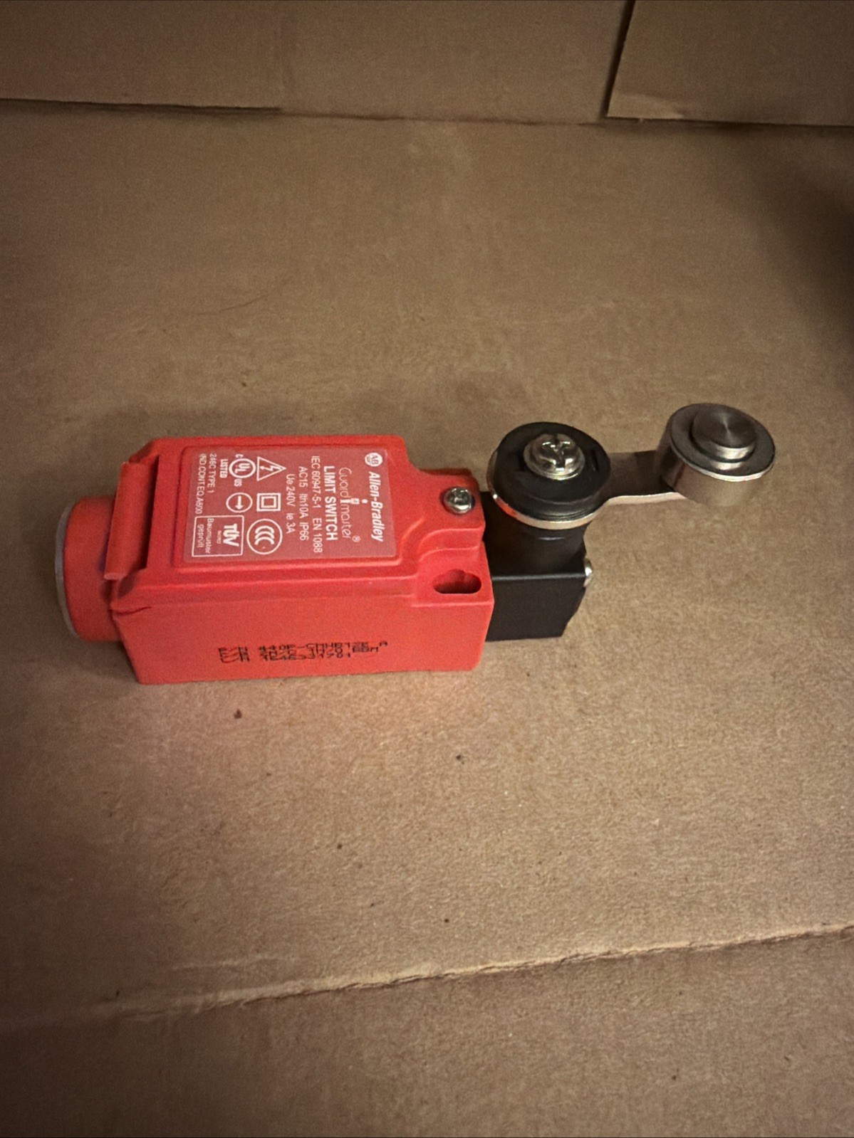 Limit Switch (Allen-Bradley) AB 440P-CMHB12E