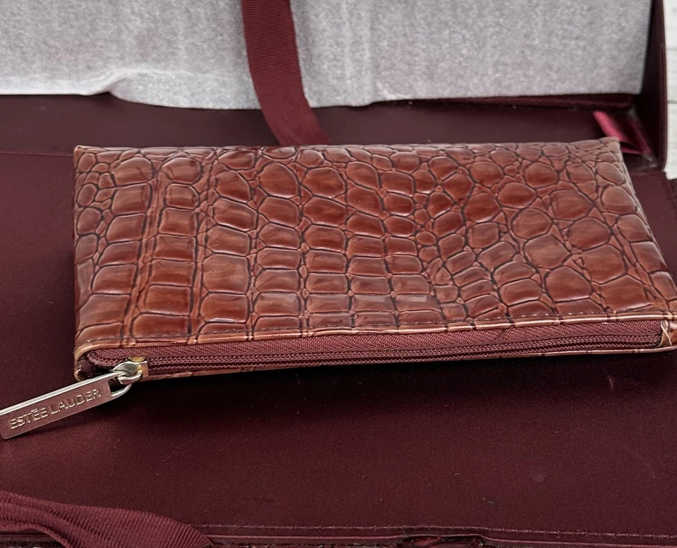 Estuche rígido de tren Estee Lauder Cosmetics con compartimentos de bolsa con espejo borgoña Foto 4 de 4