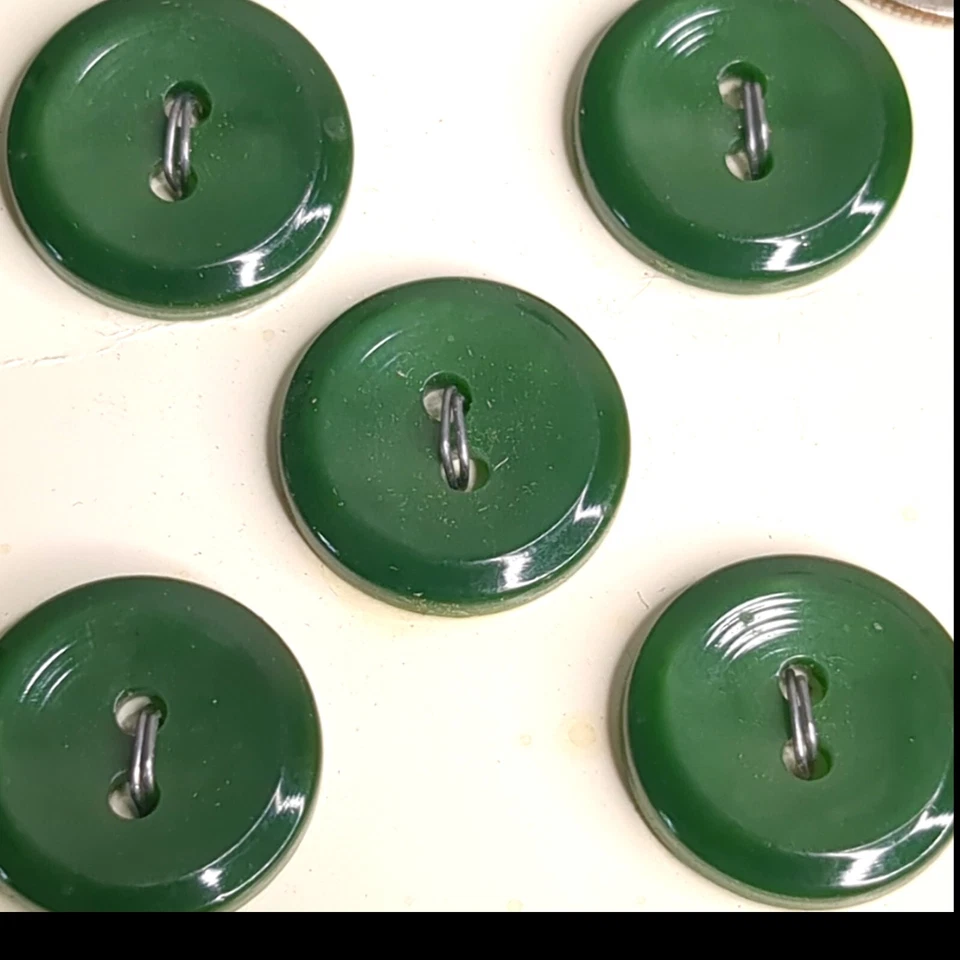 Lot 5 Buttons VTG Forrest Green 14 mm Flat 2 Hole La Petite 3067 - Image 2 of 4