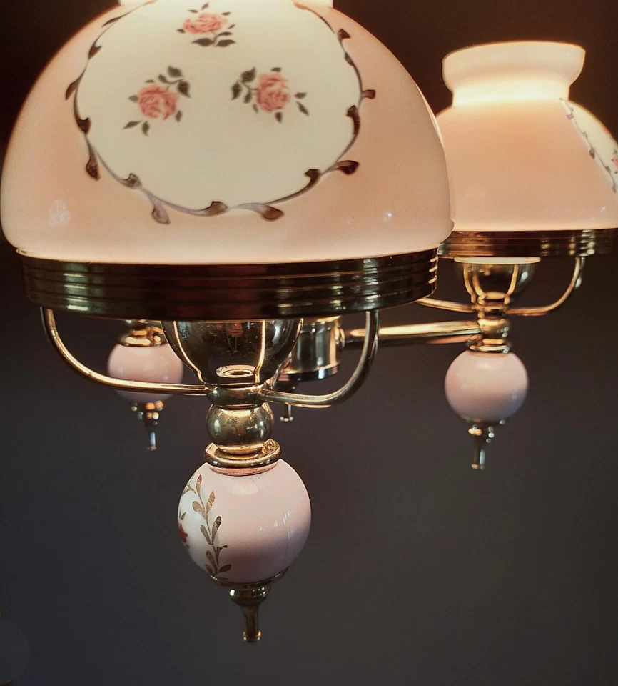 Suspension laiton trois feux opaline rose motif de fleurs - Photo 1/4
