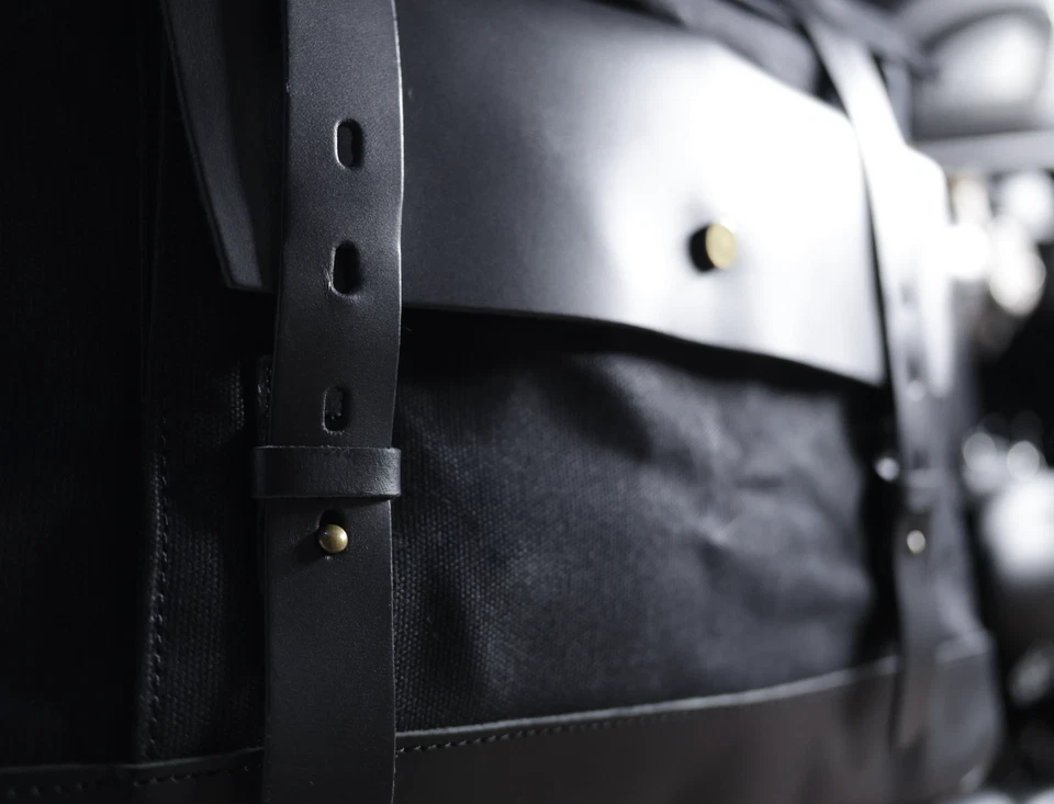 Bolsa de sillín Triumph Bonneville T120 / T100 con montaje NEGRO (alforja única) Foto 4 de 4