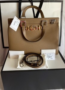 ladies zumi grainy leather medium top handle bolsa in black