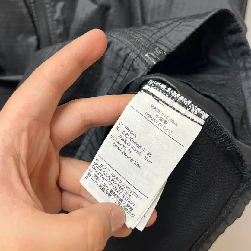 Nike Essential Swoosh Running Windbreaker, Women's M, Black, Lightly Used thumbnail 8