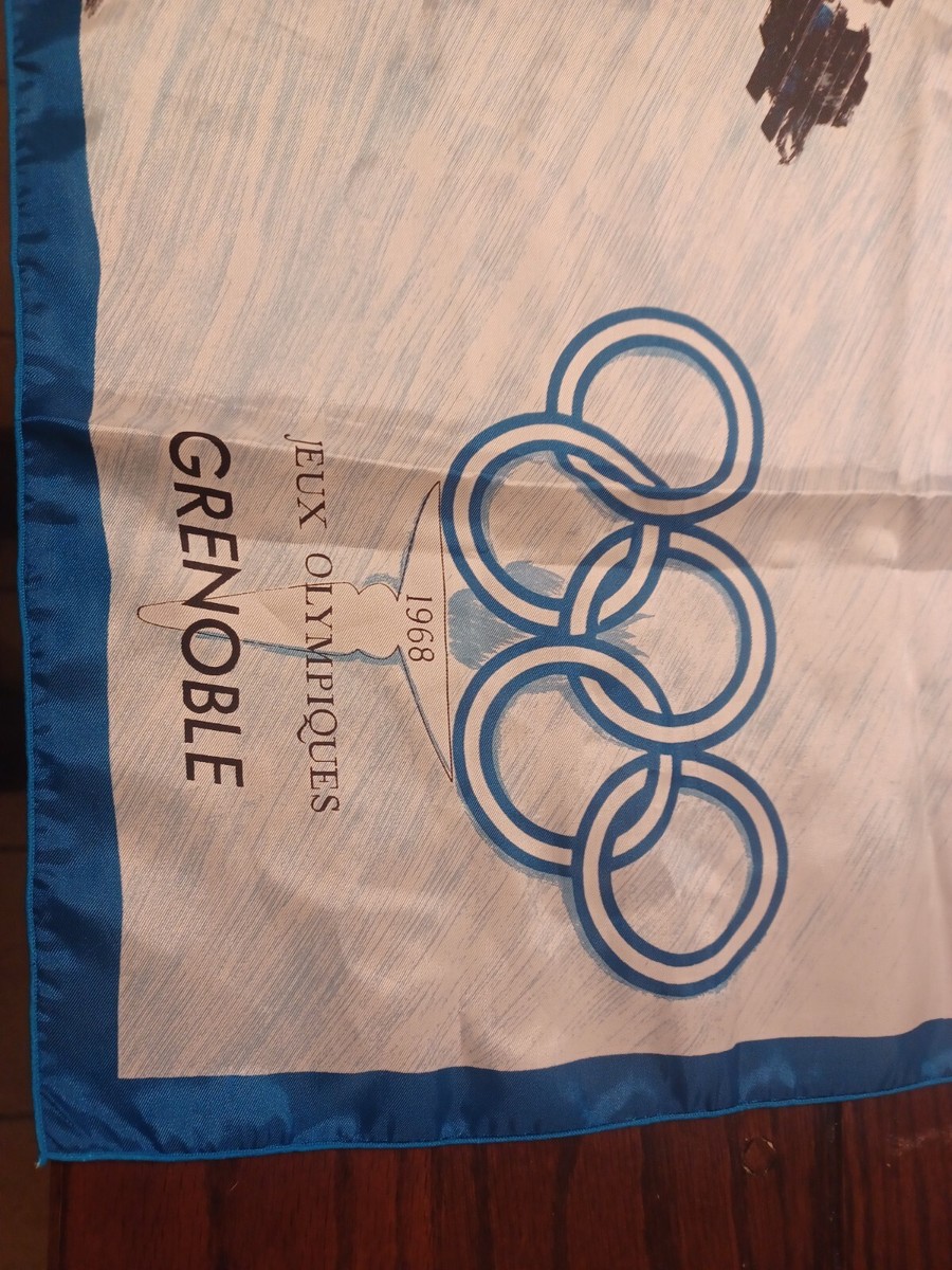 Un foulard jeux olympiques d'hiver de Grenoble 1968 JO 68 skieur schuss anneaux flamme liste des stations disciplines alpines - Collection
