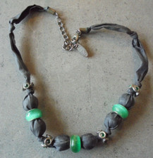 Bonita Halskette Schmuck aus Glaselementen gefertigt grau/grün Karabiner Nr.3732