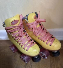 Beach Bunny Roller Skates - Moxi Roller Skates Size 3 Youth
