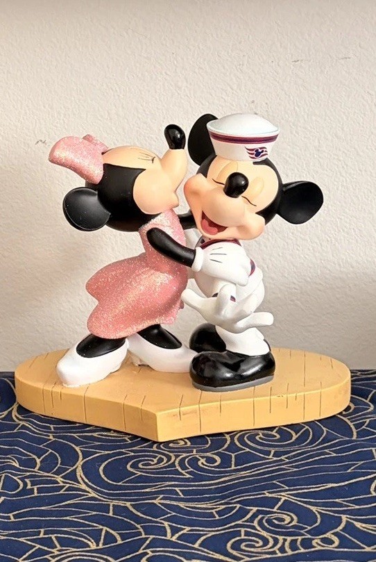 Disney Cruise Line Mickey & Minnie Shipmates Figure Statue Kiss