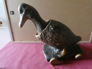 JOUET ANCIEN A TRAINER CANARD EN PAPIER MACHE SUR ROULETTES ANNEE 30 ??
