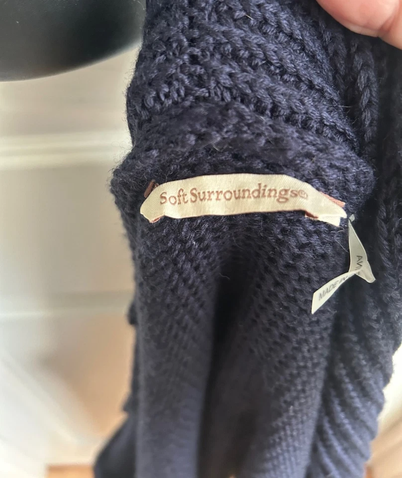 Suéter Soft Surroundings Mezcla de Lana Azul Marino con Cinturón de Cuero Marrón Talla Grande Foto 3 de 4