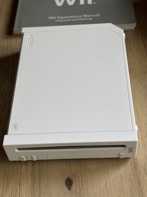 Nintendo Wii TESTED Console Bundle 2 Controllers, 8 Games, Cords, HDMI Converter