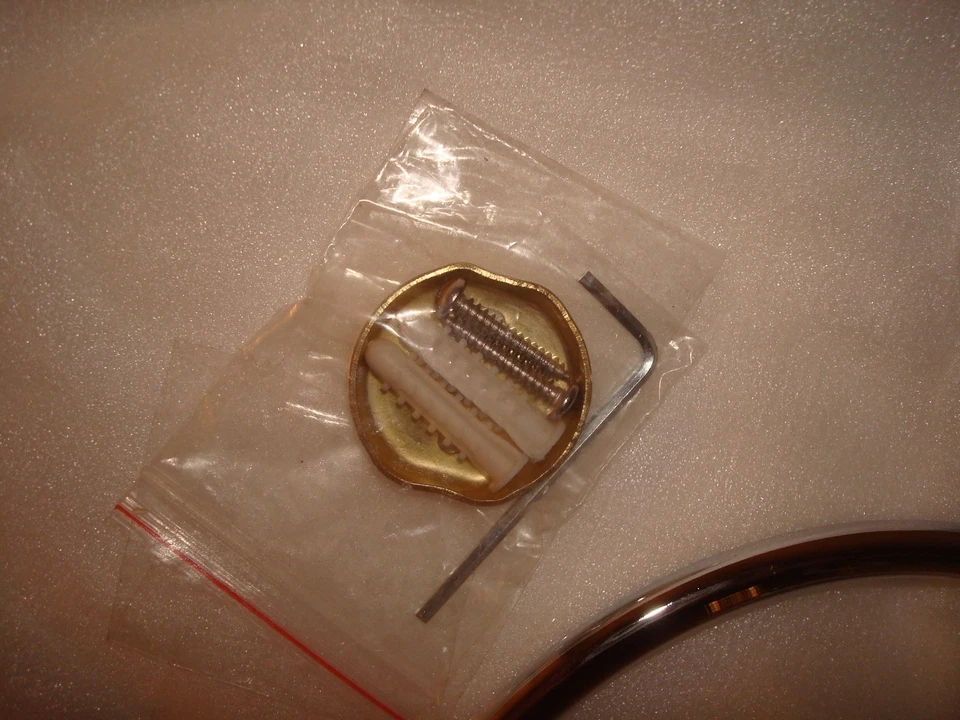 Anillo toallero cromado Dynasty Hardware DYN-4011-CM Manhattan 6-1/2" de diámetro Foto 2 de 2