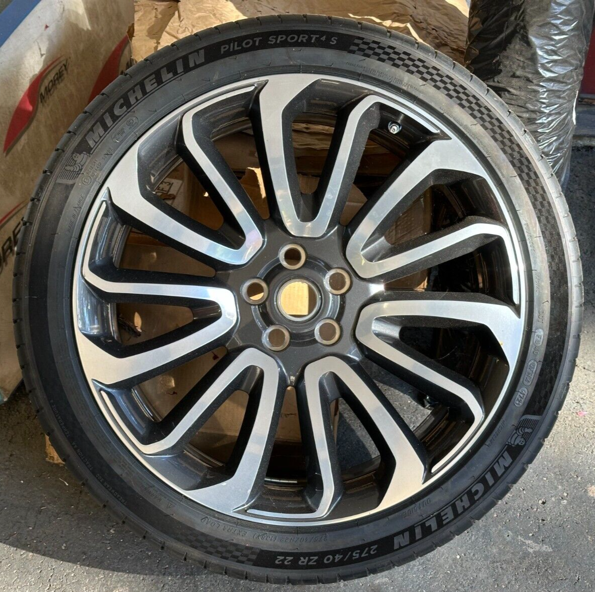 Range Rover L405 brand new OEM tire and wheel 275/40 ZR 22 2013