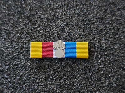 (S1-423) Luxemburg Marsch silber Diekirch US Ribbon 35mm Ordensspange Bandspange