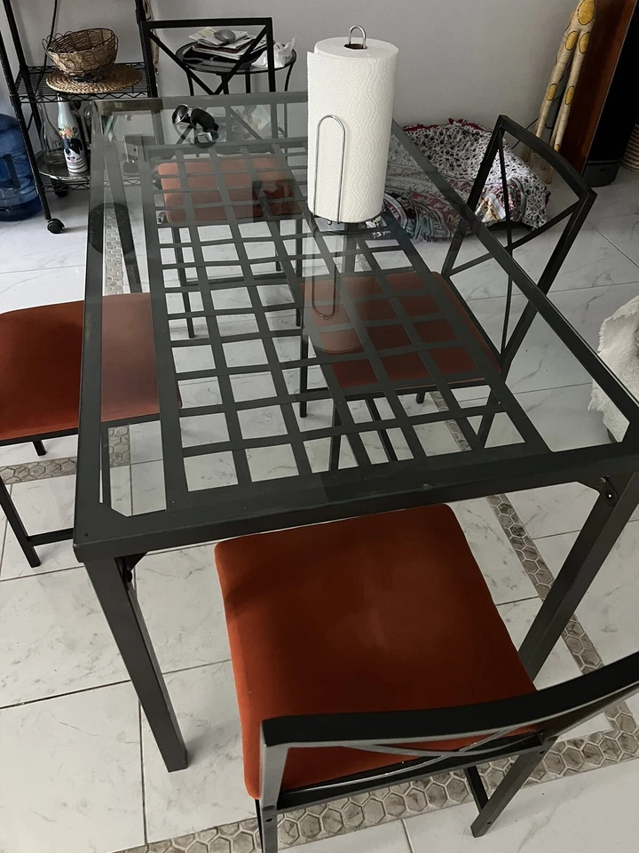 Juego de mesa de comedor, 4 sillas, Granas Ikea. Tapa de vidrio templado y marco de acero Foto 4 de 4