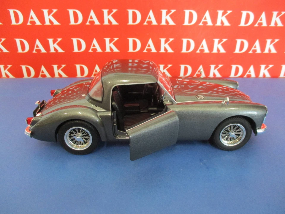 Die cast 1/18 Modellino Auto MG A MK.I A1500 Closed Hard Top 1967 by Triple9 - Immagine 4 di 4