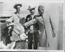 1961 Press Photo Lyndon Johnson and Bashir Ahmed at ranch in Stonewall, Texas