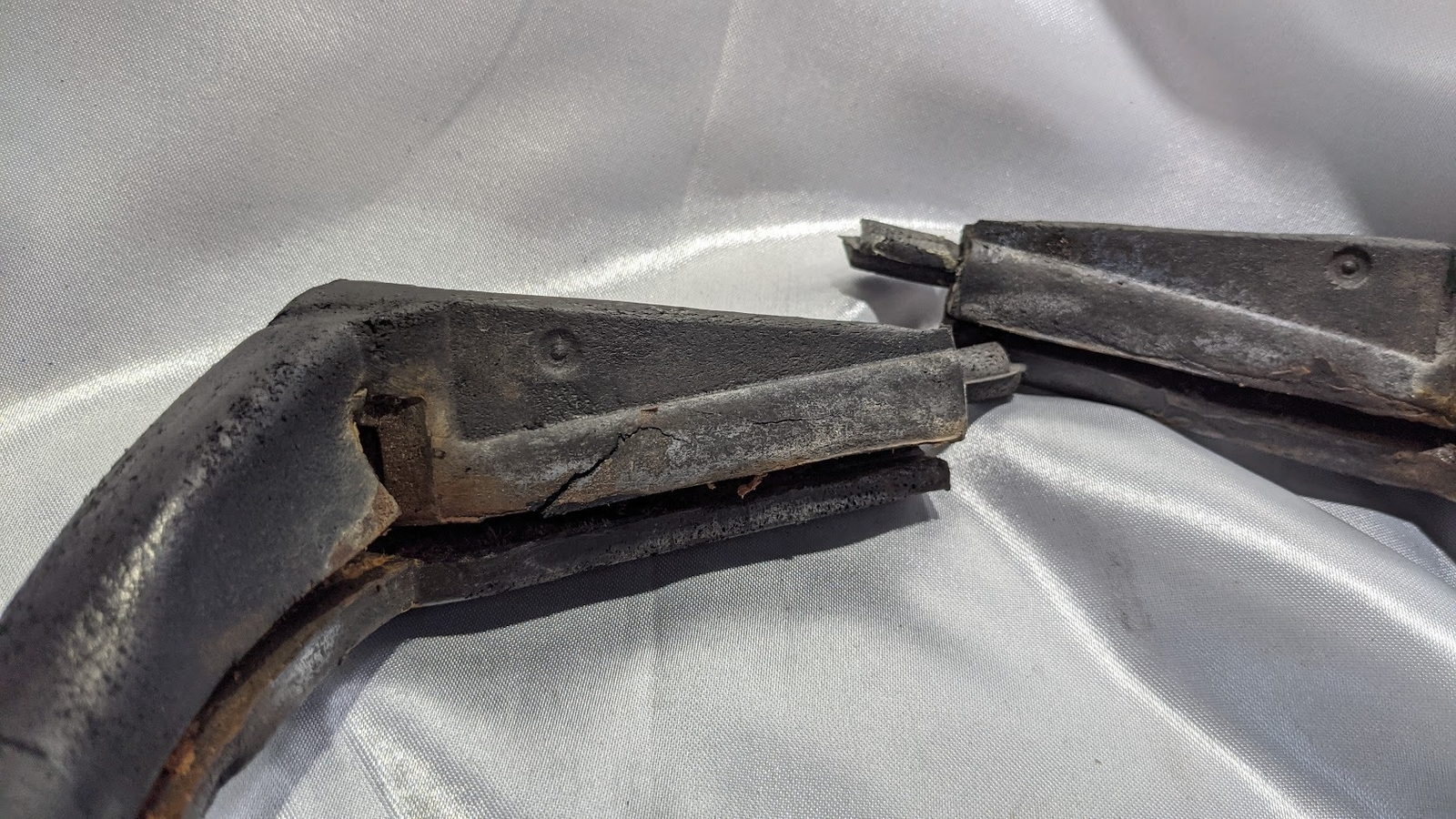 FERRARI 308 PARTS  GTS TOP COVER FRONT SEAL 60607900