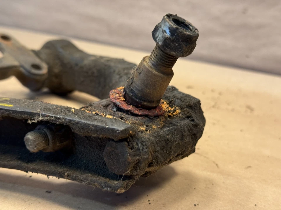 Conjunto de brazo de control superior delantero Triumph TR6 LH OEM IL06707 Foto 4 de 4