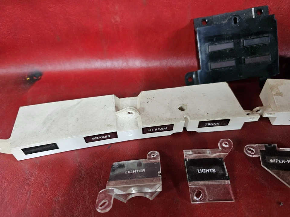 1972-1976 Ford Thunderbird painel de instrumentos painel moldura acabamento indicadores lente - Imagem 4 de 4