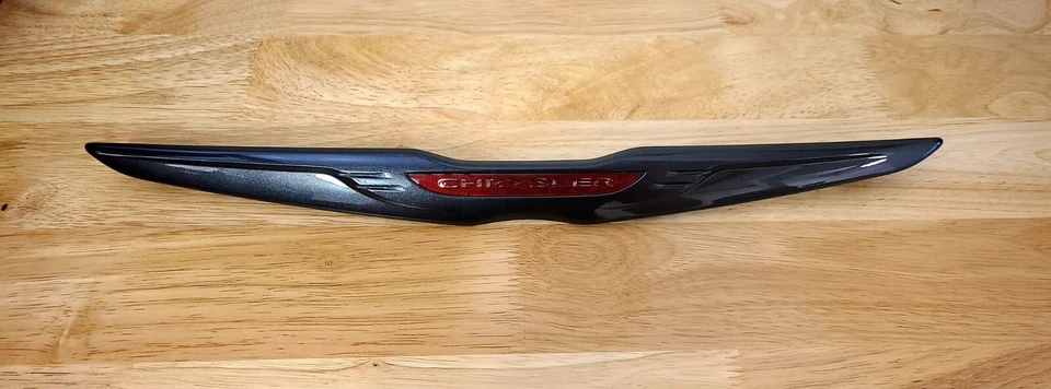 Chrysler 300 2020-2022 placa de identificación de parrilla delantera negra y roja nueva OEM 68496080AA Foto 4 de 4