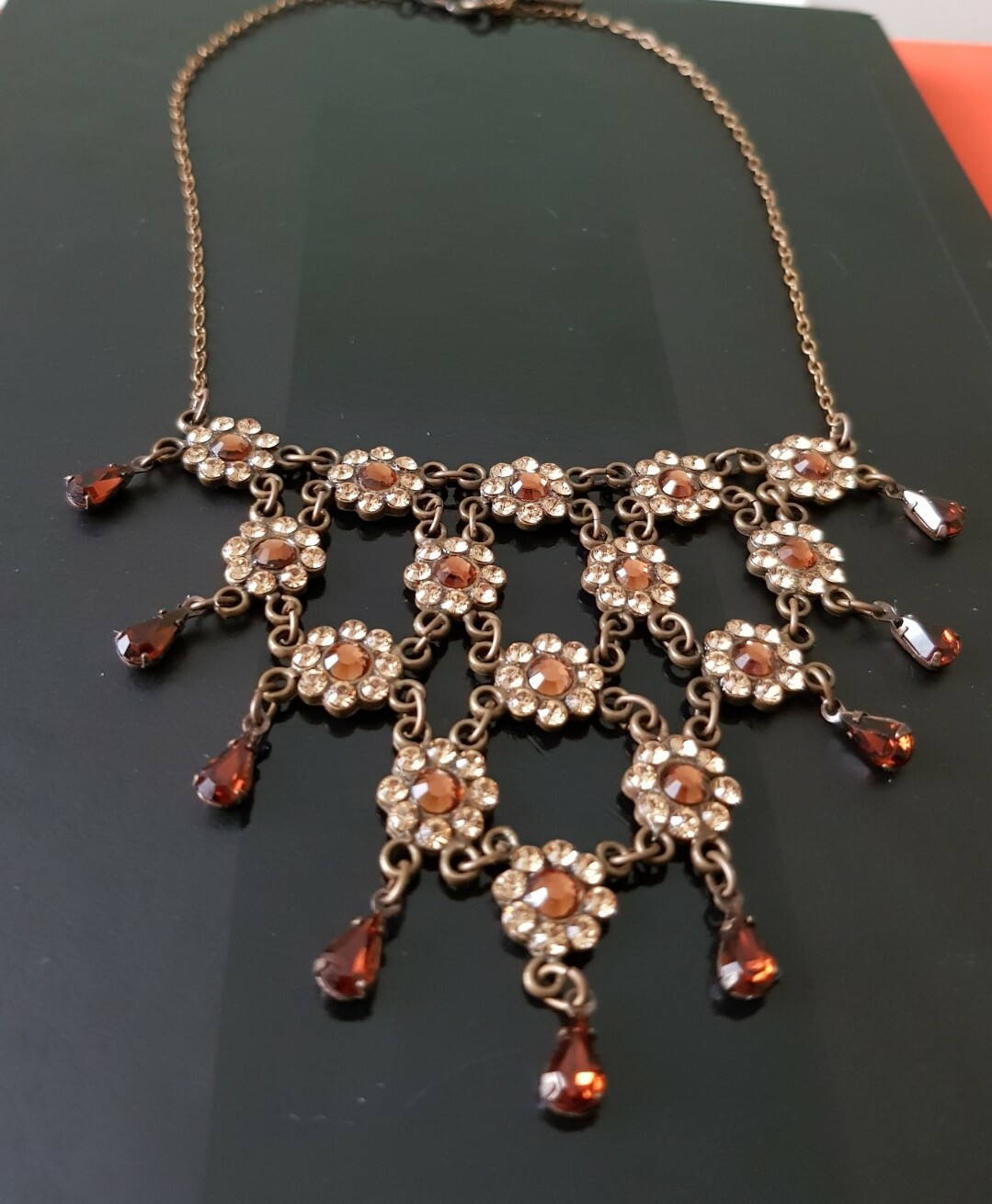Collier draperie ciselé à motifs de fleurs en or blanc et oxydes