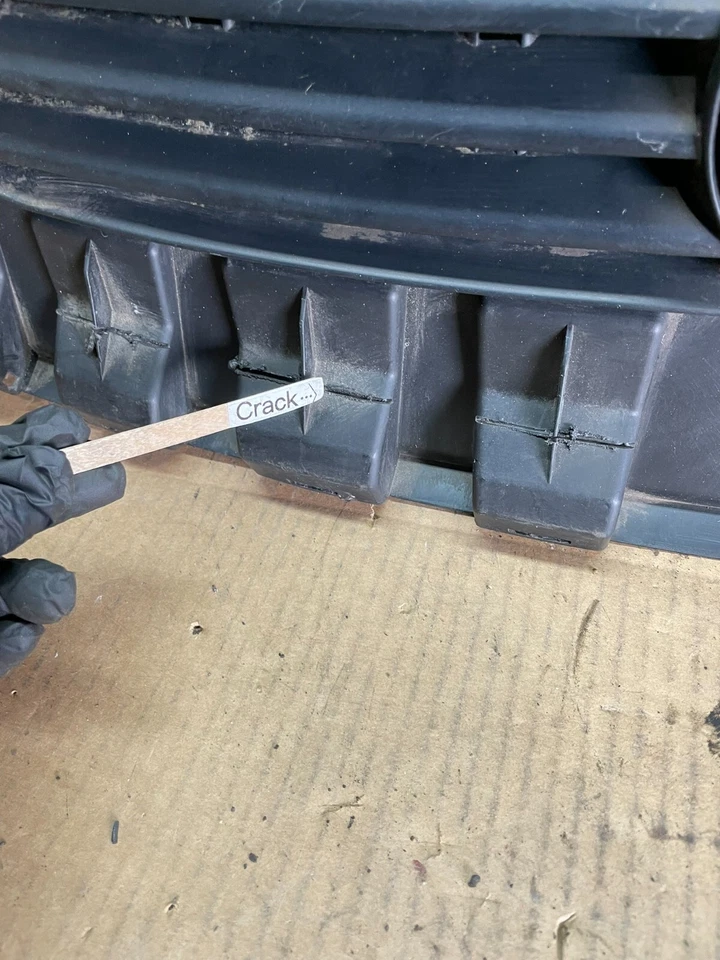 1996 to 2000 Volkswagen Passat Front Grill Grille J4118 - Image 4 of 4