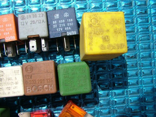 GM /OPEL OMEGA B 2000 RHD 2.5 V6 ESTATE VARIOUS RELAYS,BIG FUSES ETC - Picture 3 of 5